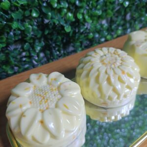 Sabonete Artesanal de calêndula com base glicerinada branca, extrato de aloe vera e óleo vegetal de uva